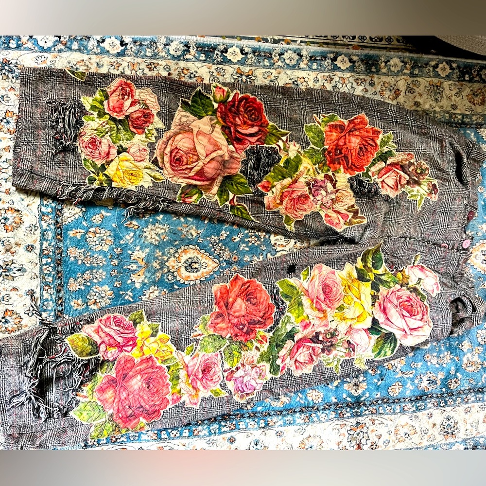 Trousers with love flower appliqués